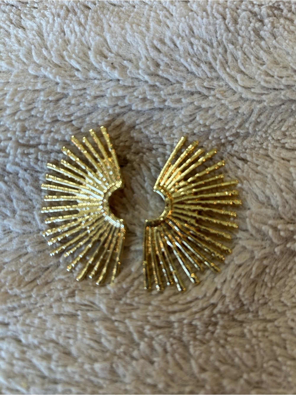 💚3/$25 Gold Radiant Sunburst Fan Pierced Earrings - Picture 6 of 6